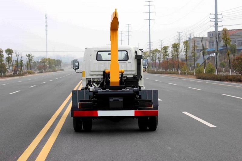 凱馬4方勾臂垃圾車